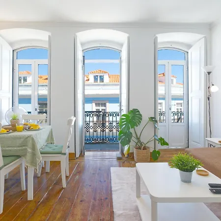 Portucale ! Downtown 3br With Balcony Lägenhet *