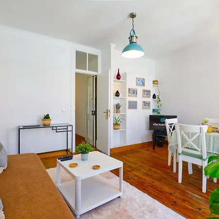 Portucale ! Downtown 3br With Balcony 리스본